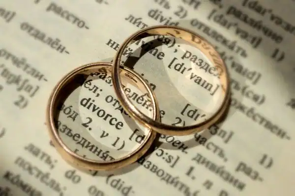 Image of rings removed before divorce mediation Preston